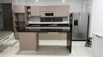 Refrigerador, parrilla de estufa, cafetera y tetera y tostadora