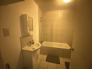 Shower - Luxurious 4 Bedroom Apartment in Heart of London (London)