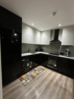 Fridge, microwave, oven, coffee/tea maker - London 1 bed Luxe flat Ilford Beautiful (Ilford)