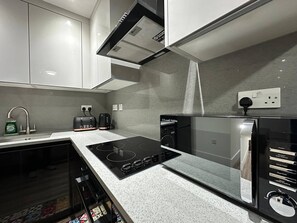 Een koelkast, een magnetron, een oven, een koffiezetapparaat/waterkoker