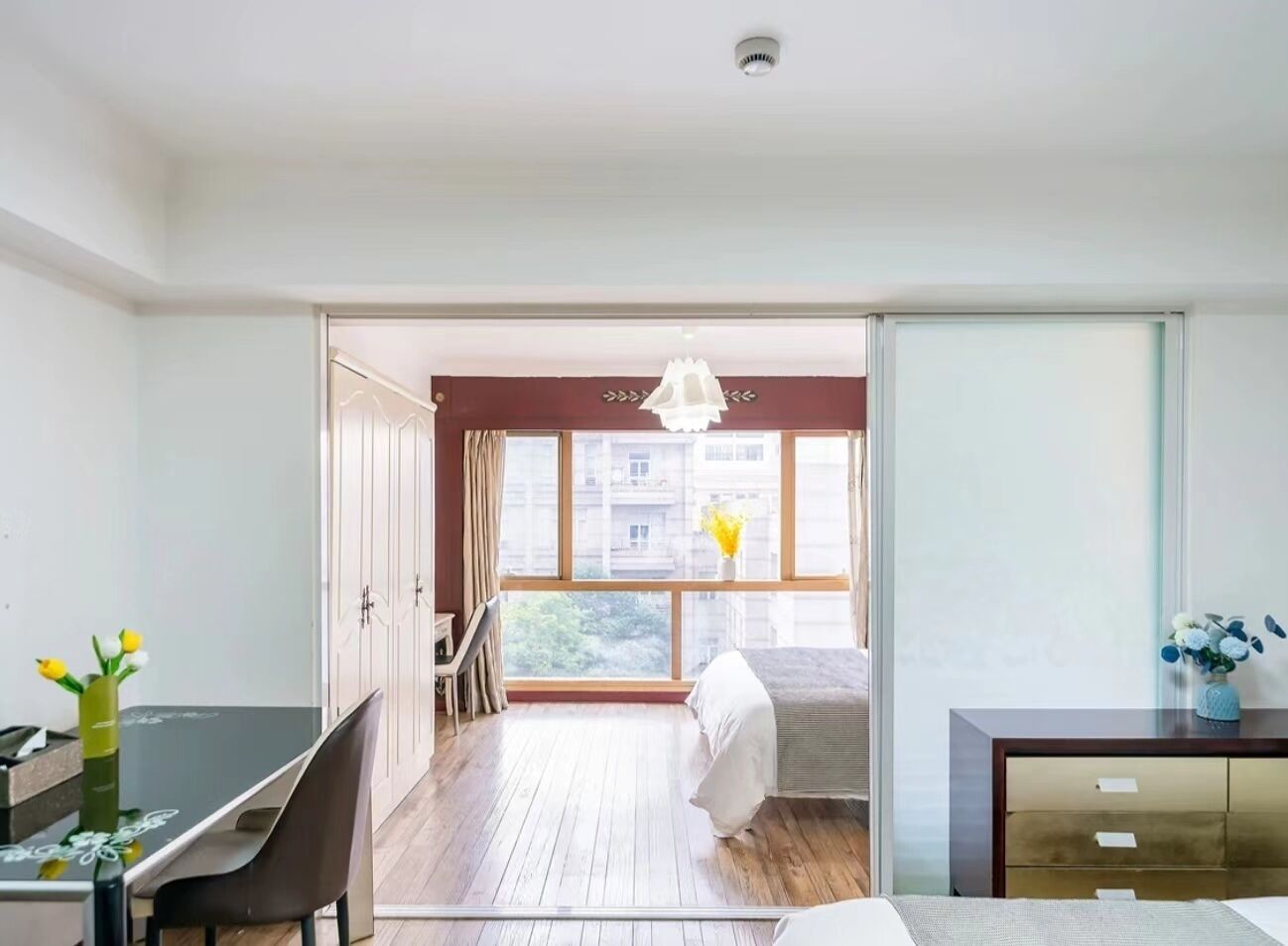 Decoración personalizada, muebles diferentes y wifi gratis 