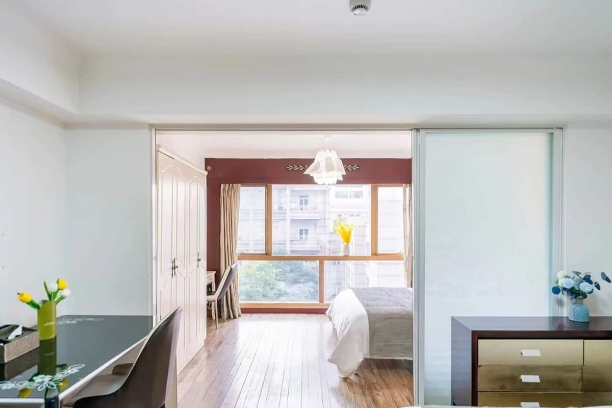 Decoración personalizada, muebles diferentes y wifi gratis