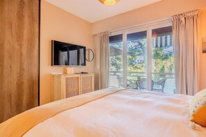 1 habitación, escritorio, tabla de planchar con plancha y internet 