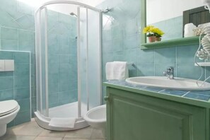 Regadera, secadora de cabello, bidet 