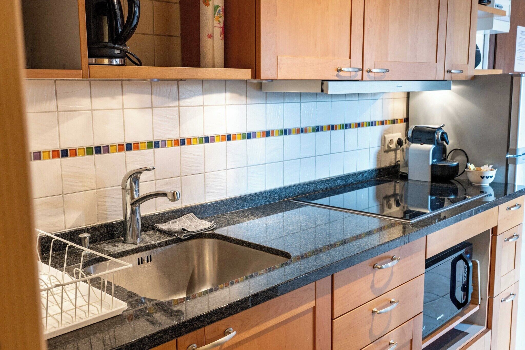 Een koelkast, een microgolfoven, een kookplaat, een vaatwasser