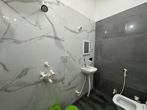 Shower, towels, soap, shampoo - Shri Guru Kripa Dham (Mathura)