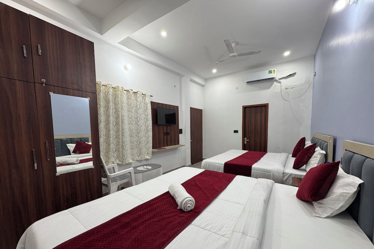 Family Room | Desk, laptop workspace, soundproofing, free WiFi