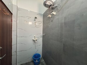 Douche, serviettes fournies, savon, shampooing