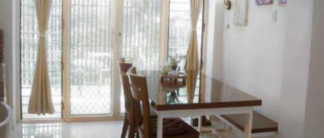 Exclusive-Villa, Balkon, Bergblick | Esszimmer