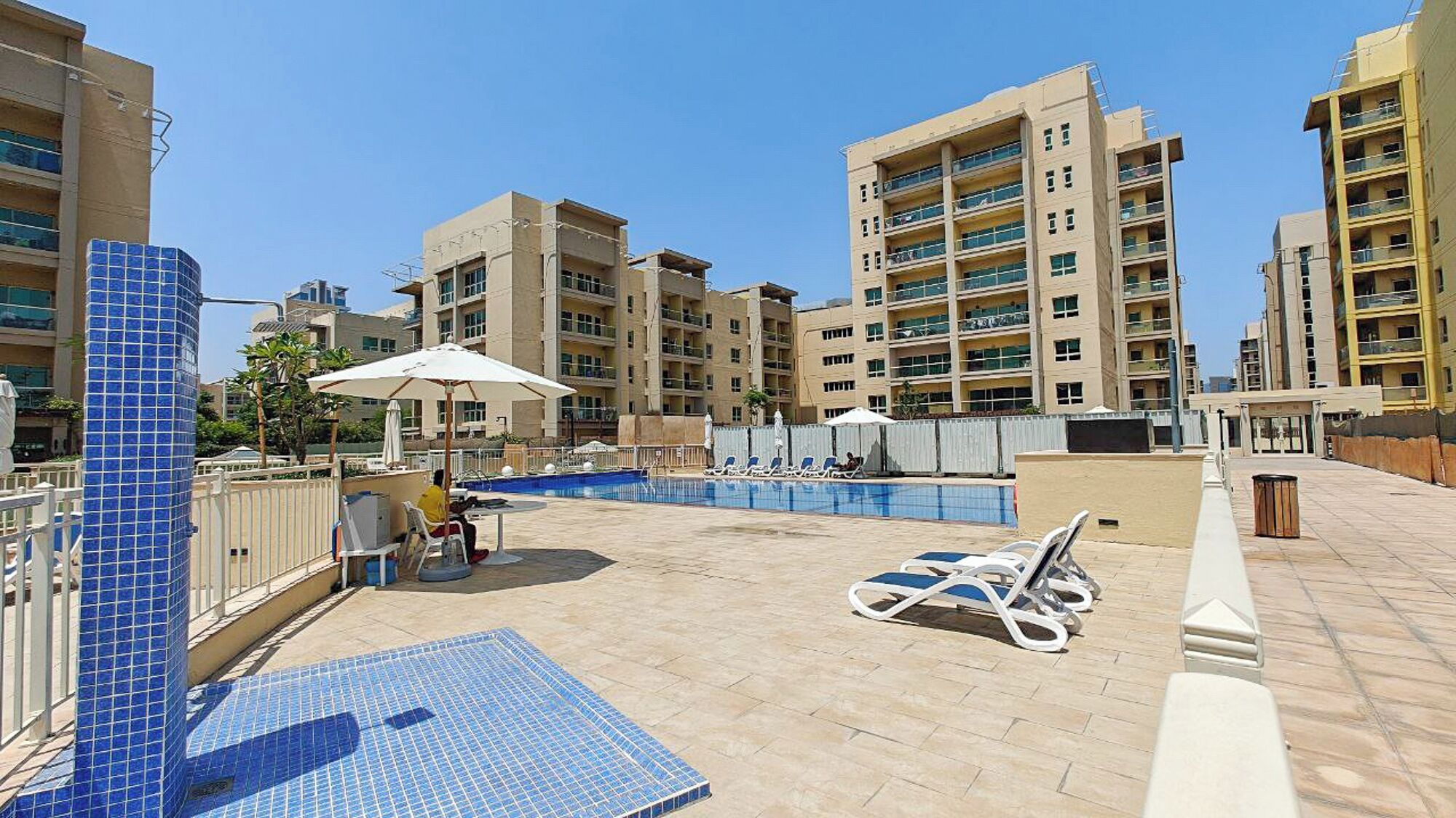 Lyxlägenhet - balkong - utsikt mot trädgården | Strykjärn/strykbräda, barnsängar, gratis wi-fi och sängkläder