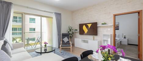 Departamento de lujo, balcón, vista al jardín | Área de sala de estar | Smart TV de 65 pulgadas con canales por cable