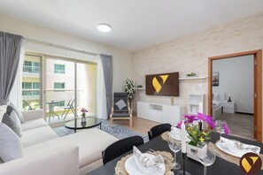 Apartamento superluxo, sacada, vista para o jardim | Área de estar | Smart TV 65 polegadas com canais a cabo