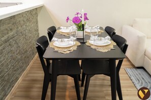 Lyxlägenhet - balkong - utsikt mot trädgården | Strykjärn/strykbräda, barnsängar, gratis wi-fi och sängkläder