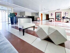 Área de estar no saguão