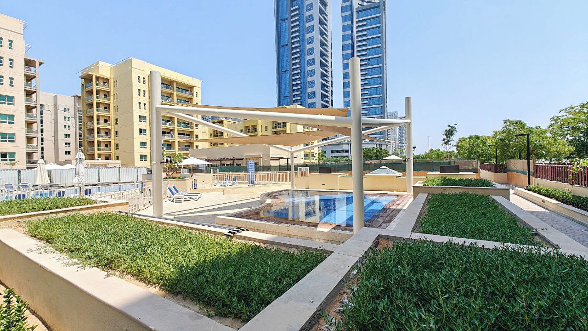 Lyxlägenhet - balkong - utsikt mot trädgården | Strykjärn/strykbräda, barnsängar, gratis wi-fi och sängkläder