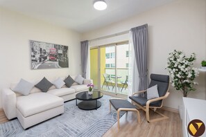 Apartamento superluxo, sacada, vista para o jardim | Sala de estar | Smart TV 65 polegadas com canais a cabo