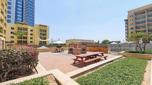 Lyxlägenhet - balkong - utsikt mot trädgården | Strykjärn/strykbräda, barnsängar, gratis wi-fi och sängkläder