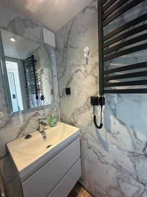 Toilet paper - Super nice houseboat with fantastic views! (Molkwerum)