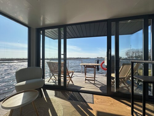 Super nice houseboat with fantastic views!