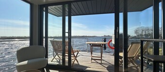 Super nice houseboat with fantastic views!