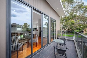 House, 3 Bedrooms, Balcony, Garden View | Outdoor dining - Luxurious 3-bedroom Townhouse in Charming Maidstone 7 KM TO CBD (Melbourne)