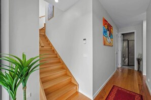 House, 3 Bedrooms, Balcony, Garden View | Interior - Luxurious 3-bedroom Townhouse in Maidstone - Perfect Family Retreat (Melbourne)