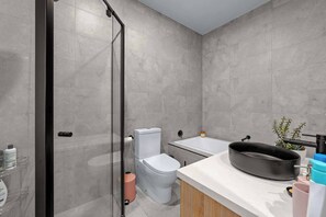 House, 3 Bedrooms, Balcony, Garden View | Bathroom - Luxurious 3-bedroom Townhouse in Charming Maidstone 7 KM TO CBD (Melbourne)
