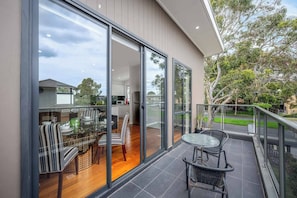 House, 3 Bedrooms, Balcony, Garden View | Outdoor dining - Luxurious 3-bedroom Townhouse in Charming Maidstone 7 KM TO CBD (Melbourne)