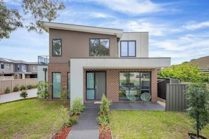 House, 3 Bedrooms, Balcony, Garden View | Exterior - Luxurious 3-bedroom Townhouse in Charming Maidstone 7 KM TO CBD (Melbourne)