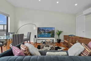 Casa, 3 habitaciones, balcón, vistas al jardín | Sala de estar | Libros