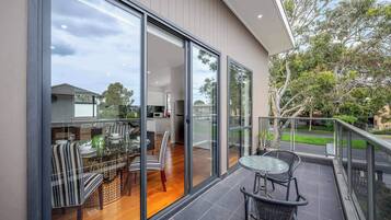 House, 3 Bedrooms, Balcony, Garden View | Outdoor dining