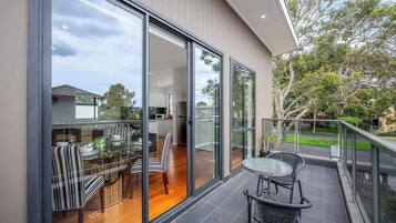 House, 3 Bedrooms, Balcony, Garden View | Outdoor dining