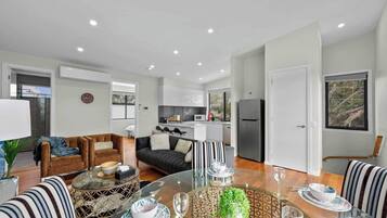 House, 3 Bedrooms, Balcony, Garden View | Living room | Books