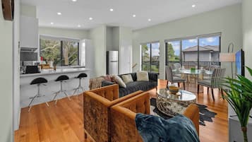 Casa, 3 habitaciones, balcón, vistas al jardín | Sala de estar | Libros