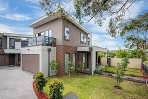 Exterior - Luxurious 3-bedroom Townhouse in Charming Maidstone 7 KM TO CBD (Melbourne)