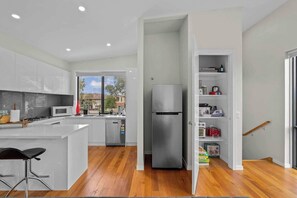 House, 3 Bedrooms, Balcony, Garden View | Interior - Luxurious 3-bedroom Townhouse in Maidstone - Perfect Family Retreat (Melbourne)