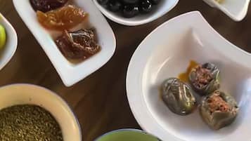 Khu vực ăn uống tại phòng
