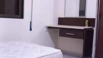 Phòng, quang cảnh thành phố | Két bảo mật tại phòng, bàn ủi/dụng cụ ủi quần áo
