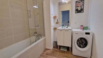 Een haardroger, handdoeken, zeep, toiletpapier