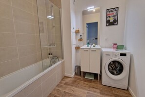 Haartrockner, Handtücher, Seife, Toilettenpapier