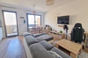 TV - Apartment 10 minutes from CDG Airport in a gated community, pets allowed. (Marly-la-Ville)