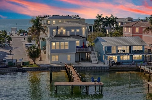 AMI Dock of the Bay - "Over the Water" 2nd Floor - WiFi, Dog-friendly