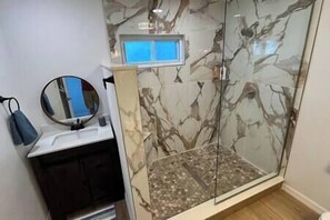 Dusche, Haartrockner, Handtücher