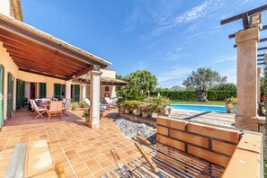 Outdoor dining - Can Tia, elegant villa with swimming pool and mountain views (Pollença)