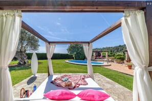 Outdoor dining - Can Tia, elegant villa with swimming pool and mountain views (Pollença)