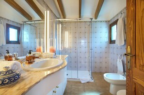 Douche, sèche-cheveux, bidet, serviettes fournies