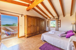 3 chambres, coffres-forts dans les chambres, fer et planche à repasser