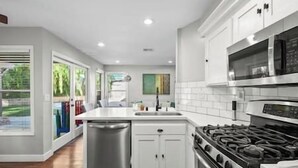 Private kitchen - Big Red Brick Home near Six Flags Magic Mountain (Castaic)