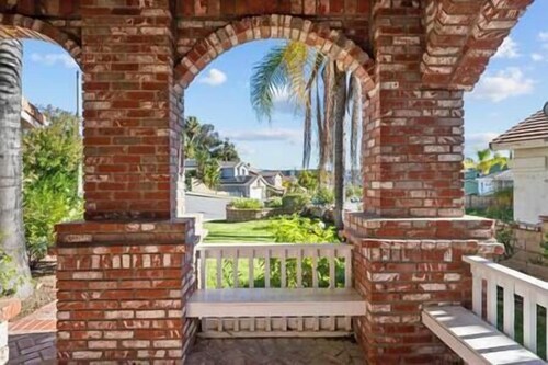 Big Red Brick Home near Six Flags Magic Mountain