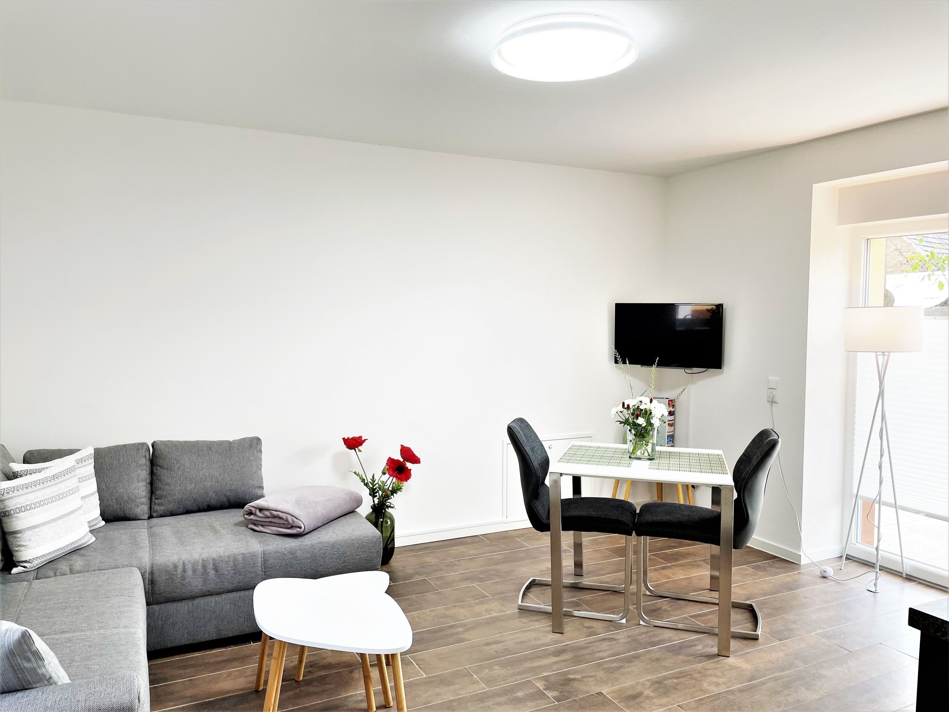 Wohnzimmer mit offener Küche